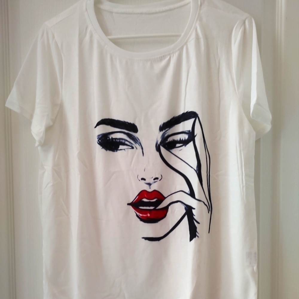 A sexy tee.